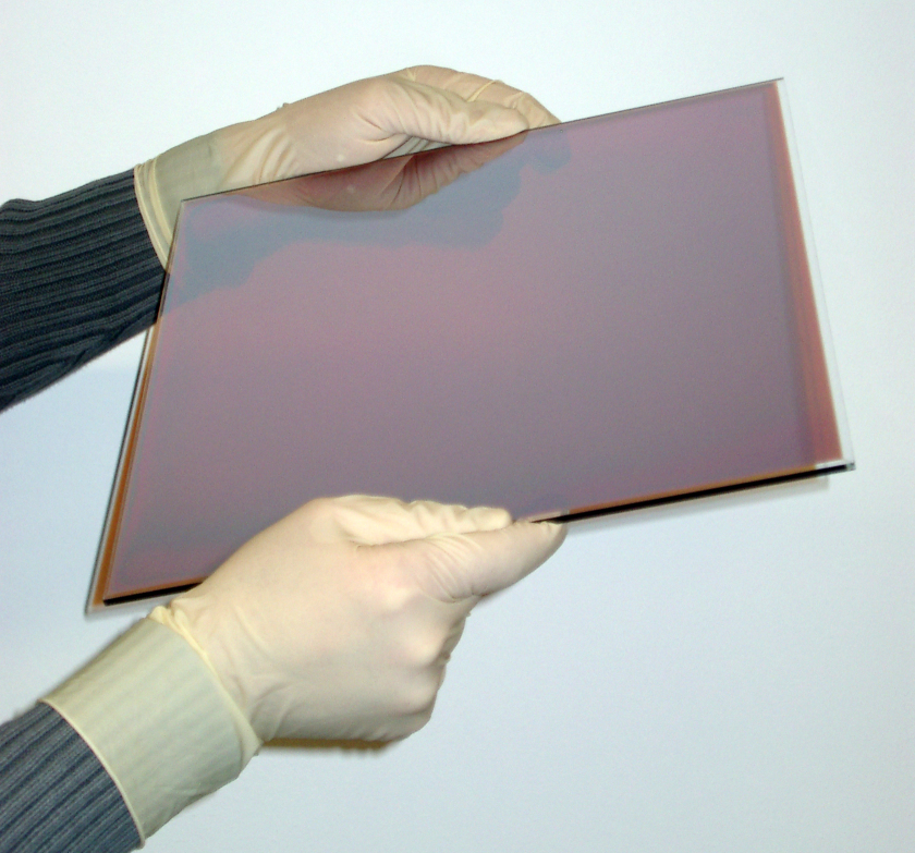  Die erste am PVcomB produzierte Silizium-Schicht<br> auf 30x30 cm2 Glas