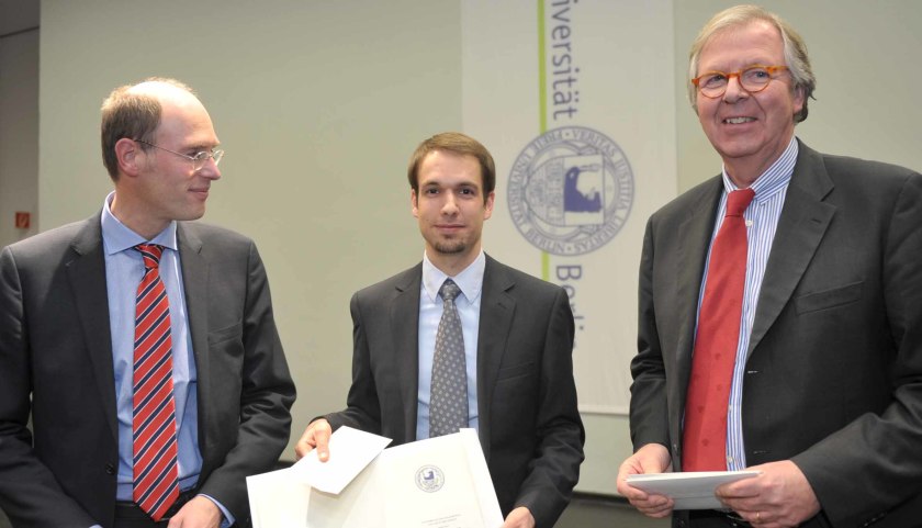 Jan Behrends (m.) nahm den Ernst-Reuter-Preis von <br/> FU-Präsidenten Prof. Dr. Alt (l.) entgegen <br/> Foto:B. Wannenberger/FU Berlin