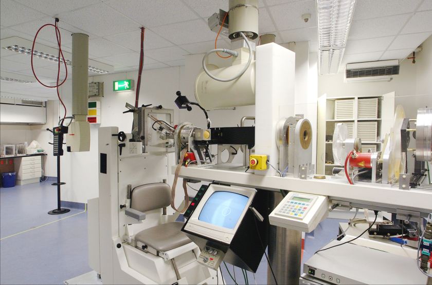 Therapieraum f&uuml;r die Protonentherapie am Standort Wannsee. <br>In diesem Raum werden die Patienten f&uuml;r die Protonentherapie <br>vorbereitet und sp&auml;ter bestrahlt.