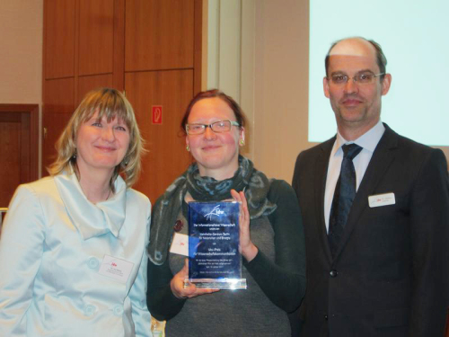 Pressesprecherin Dr. Ina Helms und die Autorin Franziska Rott<br />erhielten den idw-Preis f&uuml;r Wissenschaftskommunikation<br />f&uuml;r die beste Pressemitteilung des Jahres aus der Hand von <br />idw-Vorstandsmitglied Dr. Markus Zanner, Kanzler der <br />Universit&auml;t Bayreuth (v. l. n. r.).<br />Foto: idw