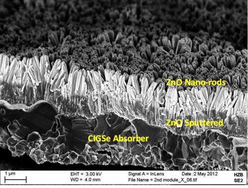 Zinkoxid-Nanostbe sind hier auf eine CIGSe-Solarzelle<br />als Antireflexionsschicht abgeschieden<br />HZB

