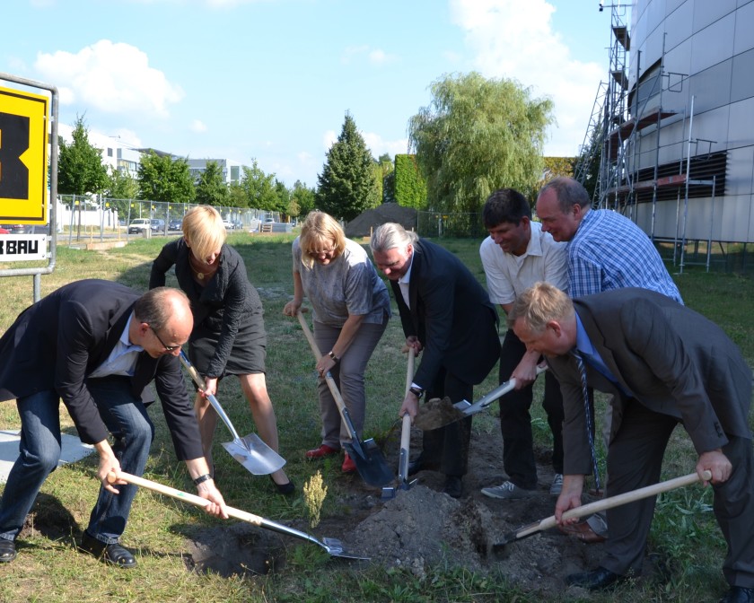 Burial of the time capsule was part of the groundbreaking ceremony. Seen here are Klaus Lips, Anke Kaysser-Pyzalla, Birgit Schröder-Smeibidl, Markus Hammes, Bernd Rech, Axel Knop-Gericke (CAT project leader of the MPG's Fritz Haber Institute) and Thomas Frederking. Photo: Andreas Kubatzki/HZB
