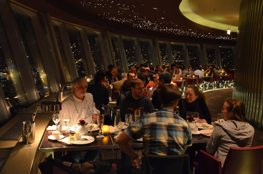 Beim Abendessen auf dem Berliner Fernsehturm hatten die Forscherinnen und Forscher Gelegenheit, sich pers&ouml;nlich kennenzulernen und auszutauschen.