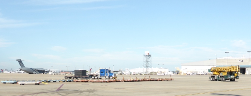 Letzte Station vor dem Abflug: In der Transportkiste (grau) verpackt, rollt der Laster mit der wertvollen Fracht ber den Flughafen von Atlanta. 