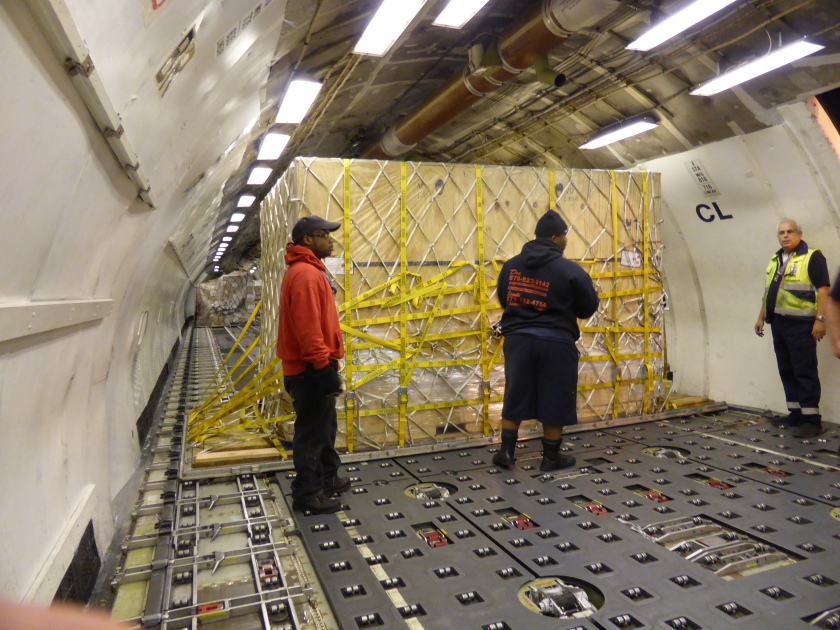 Im Bauch der MD-11F: ber Rollen wird der Magnet in die Mitte des Flugzeuges transportiert und dort festgezurrt.