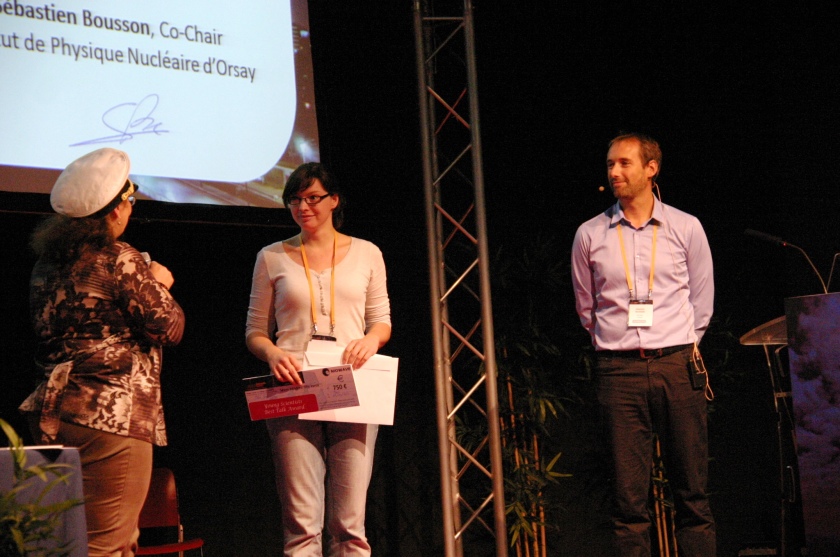 Julia-Marie Vogt receives the prize for the best presentation at the 16th International Conference on Radio Frequency Superconductivity in Paris.