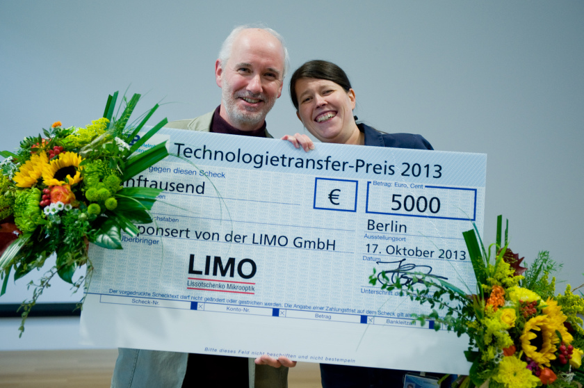 Dr. Manuela Klaus and Prof. Dr. Christoph Genzel won the Technolgy-Transfer-Prize for developing a new cutting tool. 