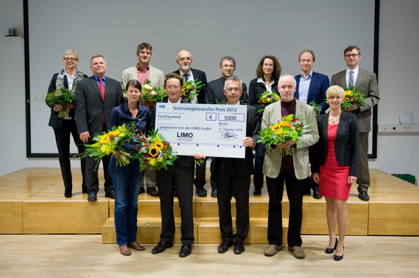 Gruppenbild mit den f&uuml;nf Nominierten, der Gesch&auml;ftsf&uuml;hrung, der Jury sowie dem Gesch&auml;ftsf&uuml;hrer der LIMO Lissotschenko Mikrooptik GmbH, die das Preisgeld gestiftet hat. Foto: Ingo Kniest/HZB.