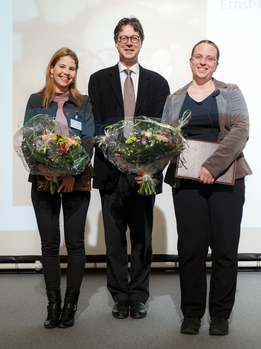 Prize winners Dr. Karine dos Santos (left) and Dr. Katharina Diller together with Prof. Mathias Richter of the Friends of HZB. 
