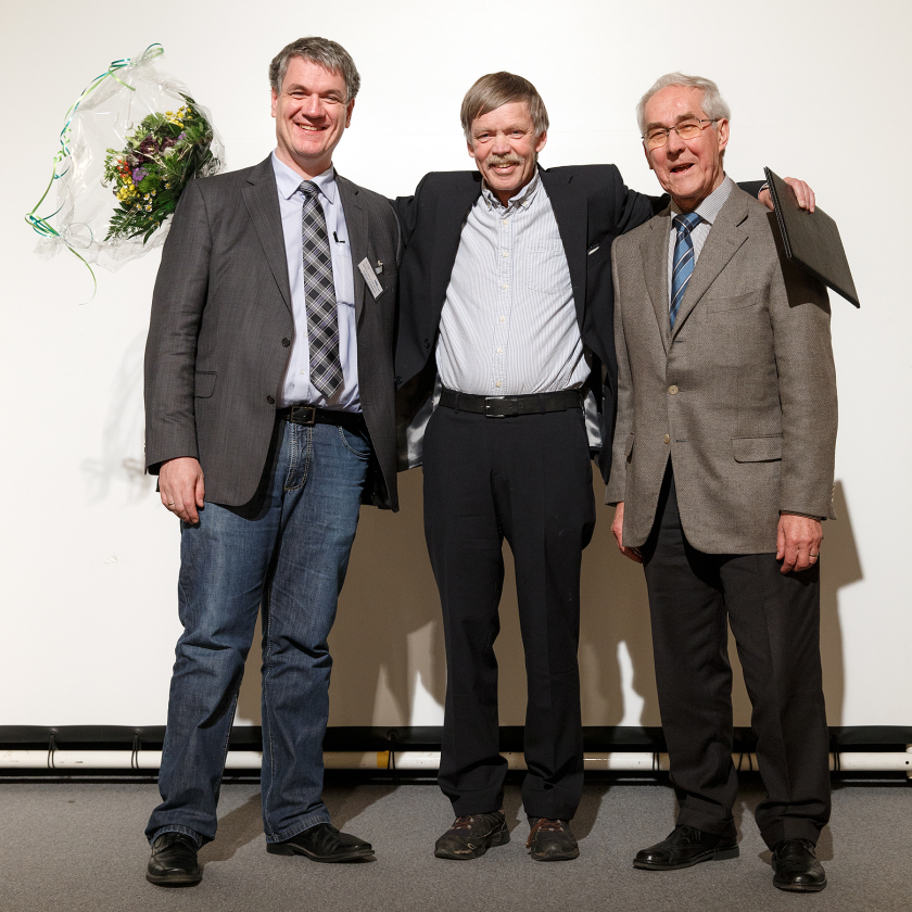 Prof. Mikael Eriksson, Preistr&auml;ger des "'Innovation Award on Synchrotron Radiation 2013' (mitte) mit Prof. Wolfgang Gudat vom Freundeskreis des HZB (rechts) und dem Laudator Prof. Andreas Jankowiak (links). 