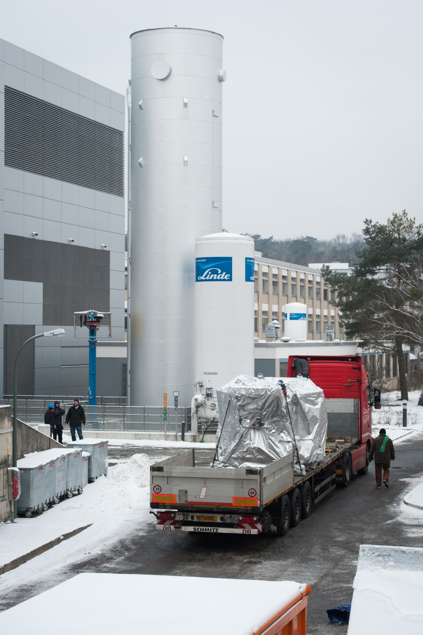 Trotz Wintereinbruch ist der Hochfeldmagnet ohne Komplikationen in Berlin angekommen. In den n&auml;chsten Monaten wird der Magnet an die K&auml;lte- und Stromversorgung und den Neutronenleiter angeschlossen. Foto: HZB/Phil Dera