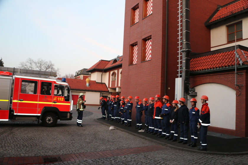 Sammeln vor der Abfahrt in der Wache der Berliner Feuerwehr in Zehlendorf.