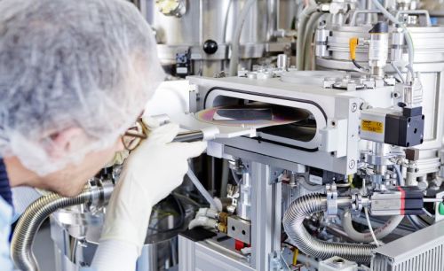 Advanced analytics for both thin film technologies with silicon as well as CIGS: Beside highly developed deposition tools, a comprehensive infrastructure was set up at PVcomB. Here, a glass substrate is loaded into a multi-chamber deposition tool where it will be deposited with only a few micrometers of silicon layers forming finally the active part a solar cell.</p>
<p>Foto: Berlin Partner f&uuml;r Wirtschaft und Technologie / Monique W&uuml;stenhagen