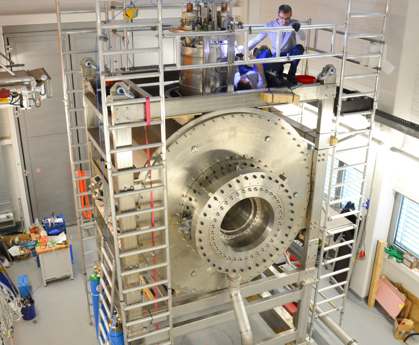 Der Hochfeldmagnet am Helmholtz-Zentrum Berlin. Mit 25 Tesla liefert er weltweit das st&auml;rkste Magnetfeld im Zusammenhang mit Neutronenstreuexperimenten.<br />Foto: HZB