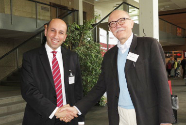 Prof. Dr. Emad Aziz is a professor at Freie Universit&auml;t Berlin and head of a research group at HZB. At the Bunsen-Tagung Dr. Peter Goelitz, Chief Editor of "Angewandte Chemie" congratulates him. Photo: E. Wille