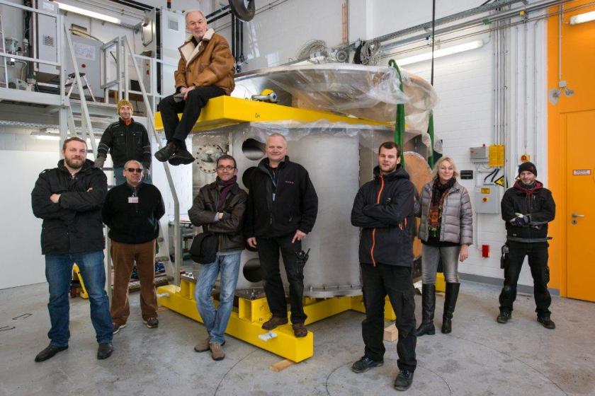 Das HFM-Team Anfang 2014 mit dem gerade gelieferten Hochfeldmagneten. 