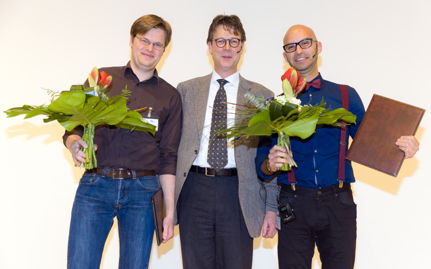 Markus Ries (links) und Alex Manuel Frano Pereira (rechts) erhielten von Prof. Mathias Richter vom Freundeskreis des HZB den Ernst-Eckhard Koch-Preis f&uuml;r ihre herausragenden Promotionsarbeiten. 