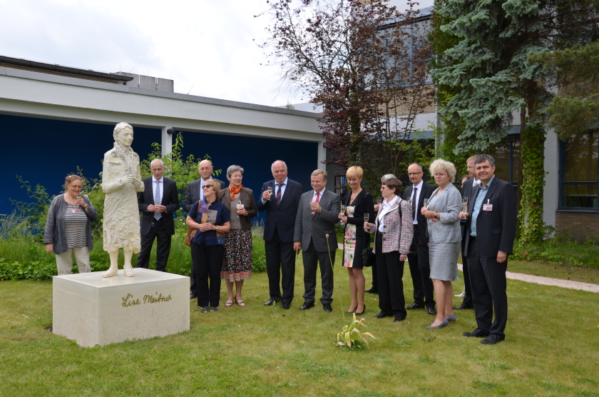 3. Juni 2015: Die Aufsichtsratsmitglieder waren die Ersten, die das neue Lise-Meitner-Denkmal gesehen haben.