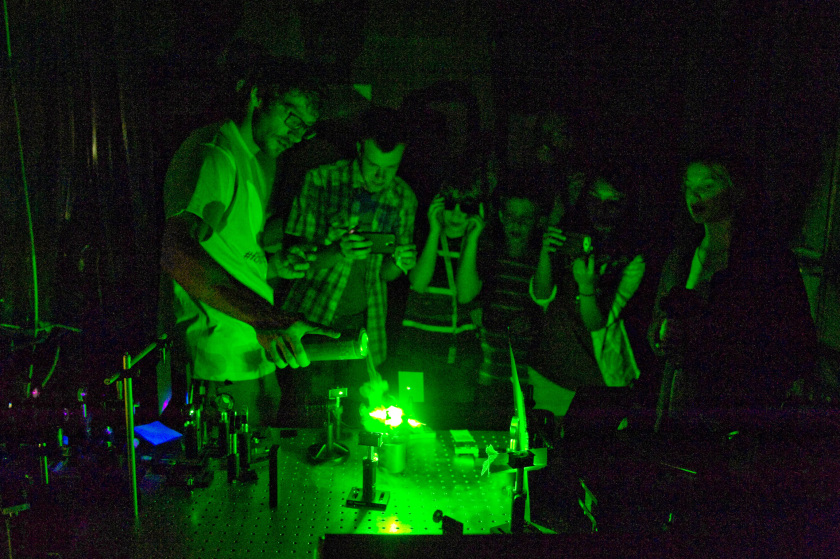 Geheimnisvolles Leuchten der Laser im Femtosekundenlabor. Foto: Ingo Kniest