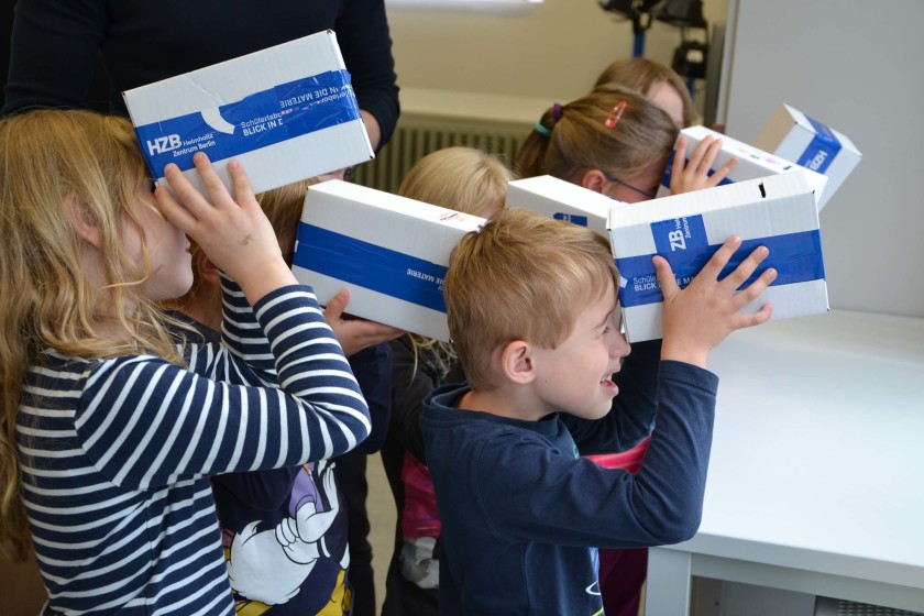 <strong>Kleine Himmelsgucker</strong>: Die Kindergarten-Kinder untersuchten mit selbstgebauten Spektroskopen das Licht.