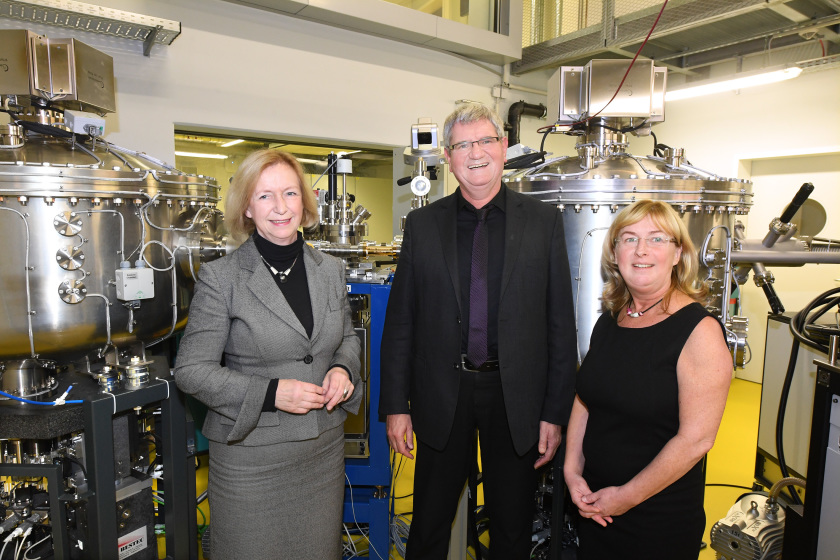 Federal Minister of Research Prof. Johanna Wanka with project managers Prof. Robert Schl&ouml;gl (MPG) and Prof. Simone Raoux (HZB). Photo: HZB/D. Ausserhofer
