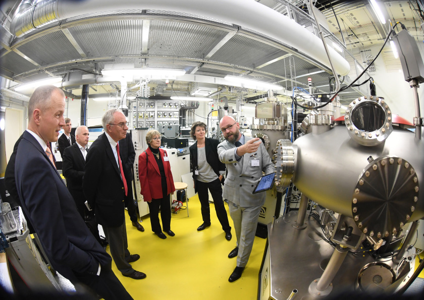 Guests visited the laboratory rooms of EMIL after the inauguration. Photo: HZB/D. Ausserhofer