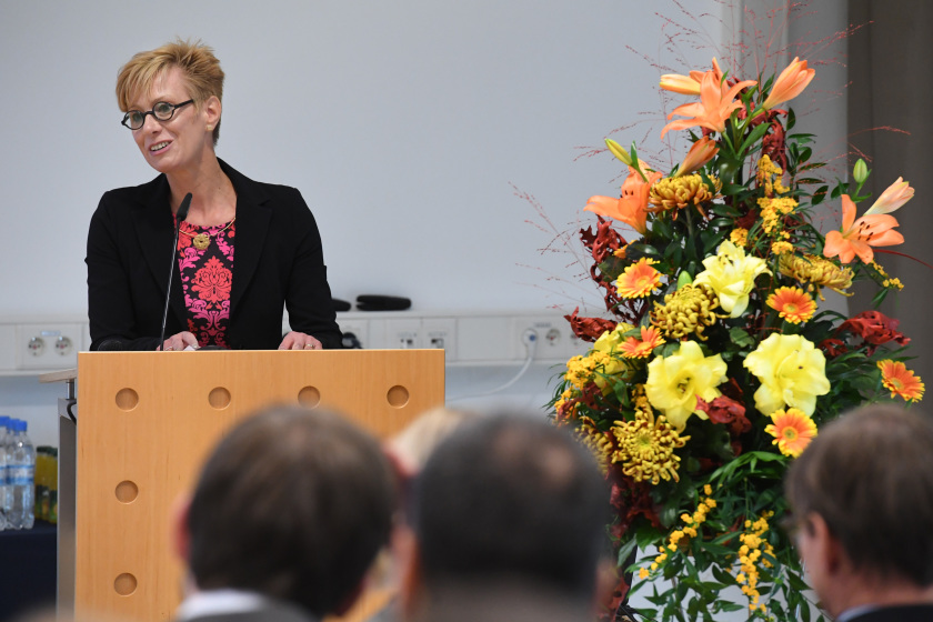 At the inauguration, the scientific director of Helmholtz-Zentrum Berlin, Prof. Dr. Anke Kaysser-Pyzalla, stressed how the new EMIL laboratory excellently combines research into energy materials with the methods offered by the synchrotron source BESSY II. Photo: HZB/D. Ausserhofer