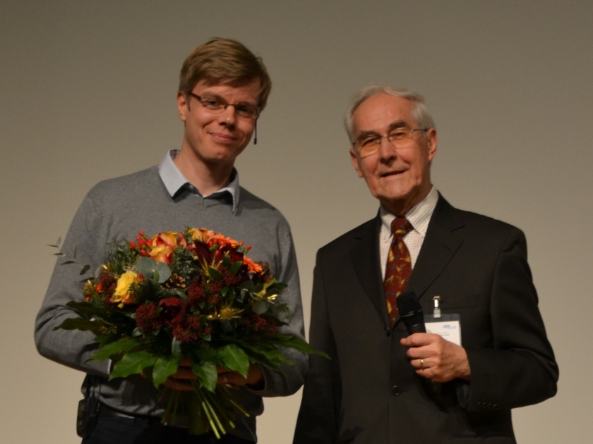 Dr. Jan Wernecke (links) zusammen mit Prof. Wolfgang Gudat vom Freundeskreis Helmholtz-Zentrum Berlin w&auml;hrend der Verleihung des Ernst-Eckhard-Koch-Preises am 8. Dezember 2016 in Berlin-Adlershof. <strong><br /></strong>