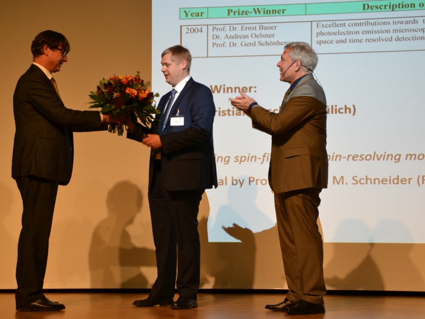 Dr. Christian Tusche zusammen mit Prof. Mathias Richter vom Freundeskreis (links) und Prof. Gerd Sch&ouml;nhense von der Universit&auml;t Mainz (rechts), der die Laudatio hielt, bei der Verleihung des Innovationspreises am 8. Dezember 2016 in Berlin-Adlershof.