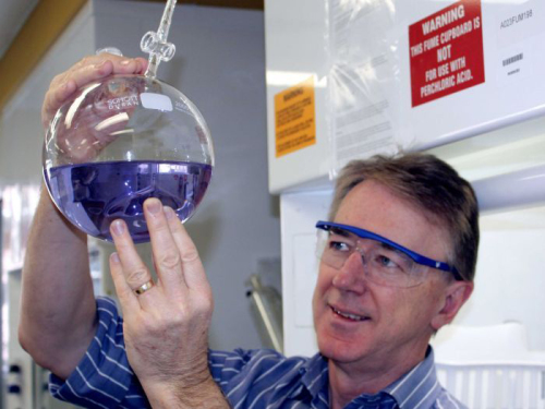 <strong></strong> Professor Doug MacFarlane in Monash University's Ionic Liquids laboratory, where research carried out includes artificial photosynthesis (Photo 