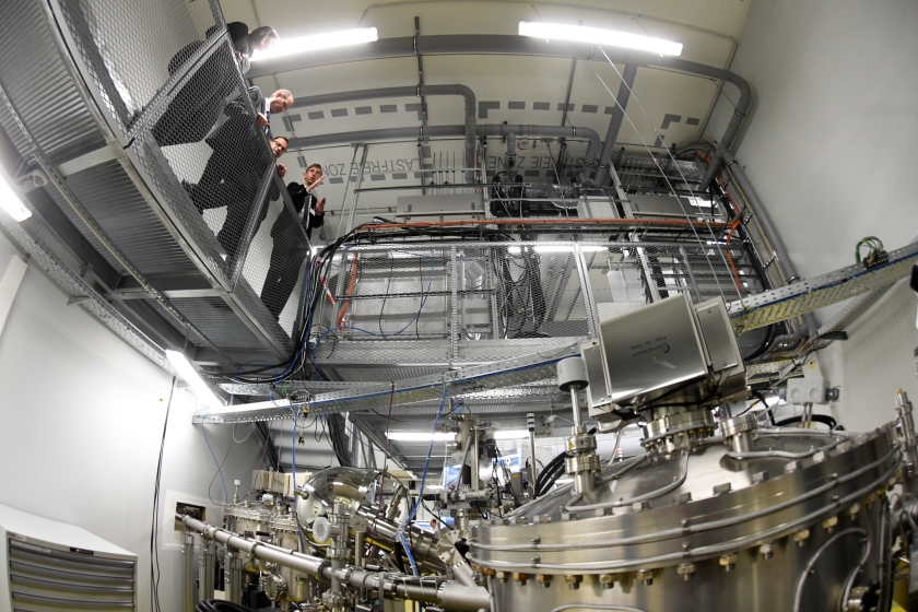 Das Strahlrohr von BESSY II gelangt &uuml;ber ein kleines "Fenster" (unten links) in das Energy Materials in-situ Lab (EMIL@BESSY II), in dem nun die erste Undulator-Strahlung gemessen wurde.</p>
<p>Foto: HZB/David Ausserhofer
