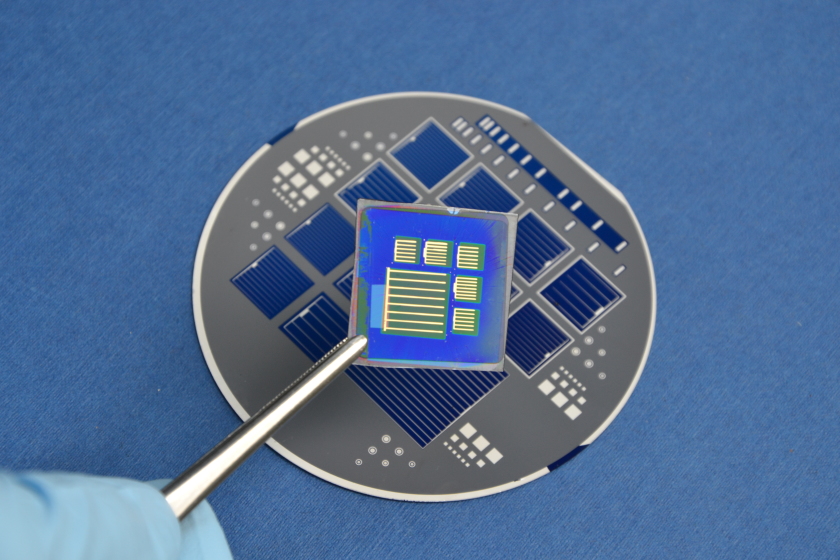 Am HZB arbeiten Forschungsgruppen daran, die Materialklasse der metallorganischen Perowskite f&uuml;r Solarzellen nutzbar zu machen. Das Bild zeigt eine Perowskit-Silizium-Tandemsolarzelle. Bild. HZB