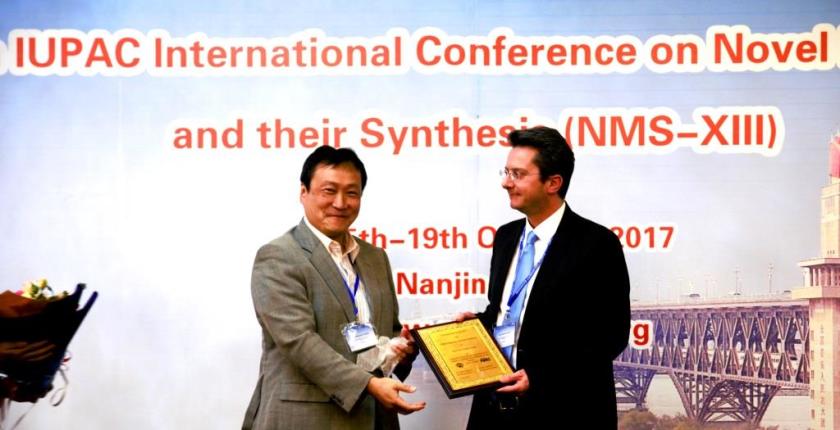Auf der 13. IUPAC International Conference on Novel Materials and their Synthesis im Oktober, 2017 in Nanjing, China, wurde Prof. Norbert Koch f&uuml;r seine Forschung ausgezeichnet.