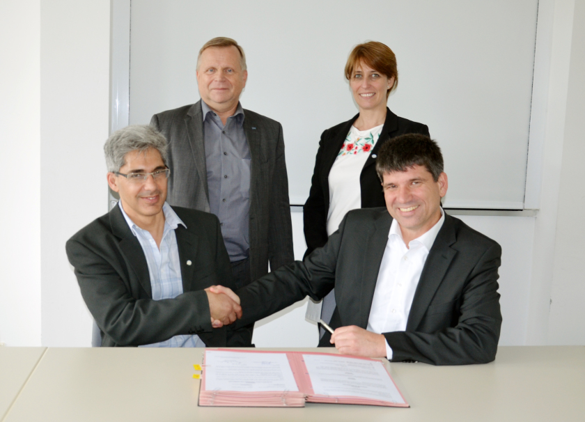 Foto v.l.n.r.: Dr. Javier Santisteban (wissenschaftlicher Direktor des LAHN), Thomas Frederking (kaufm&auml;nnischer Gesch&auml;ftsf&uuml;hrer des HZB), Karina Pierpauli (CEO des LAHN) und Prof. Dr. Bernd Rech (wissenschaftlicher Gesch&auml;ftsf&uuml;hrer des HZB) kamen zur Vertragsunterzeichnung in Berlin zusammen. Foto: Silvia Zerbe