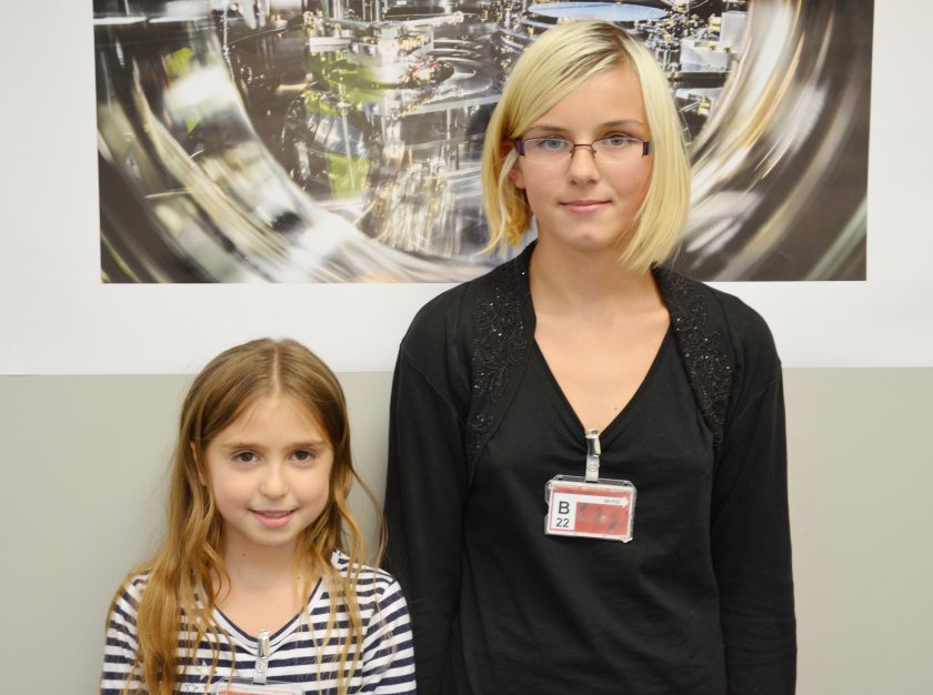 Eva (l.) and Kim (r.) told us what they like best about the Helmholtz-Day at HZB.