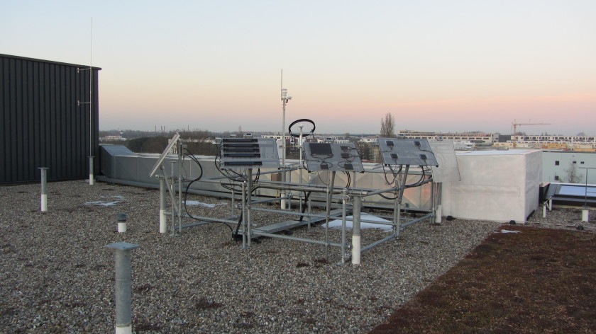 The energy yields of CIGS modules under real world conditions can be measured on a outdoor testing platform at PVcomB.
