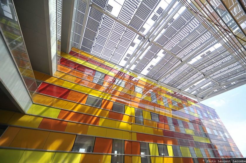 Semitransparente PV-Elemente auf dem Dach des TGV-Bahnhofs in Perpignan, Frankreich.