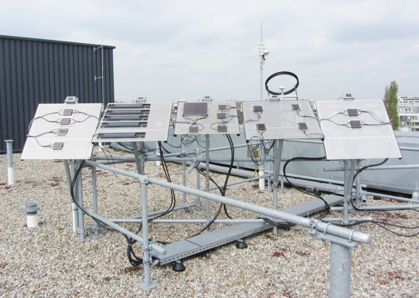 Wie beeinflu&szlig;en Umwelteinfl&uuml;sse die Leistung von Solarmodulen? Das Kompetenzzentrum f&uuml;r Photovoltaik (PVcomB) untersucht diese Frage am Outdoor-Teststand.