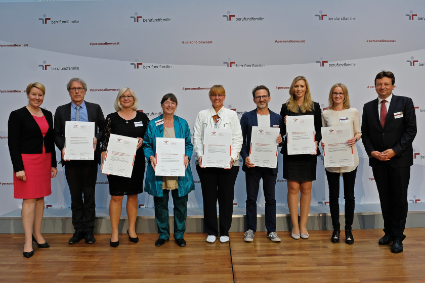 Certificate ceremony in Berlin: Family Minister Dr. Franziska Giffey and the managing directors of the non-profit Hertie Foundation and berufundfamilie Service GmbH presented the award. 