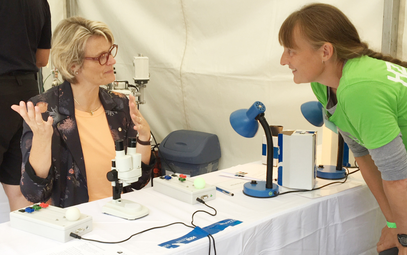 Anja Karliczek, Federal Minister of Education and Research, visited the HZB student laboratory exhibit. Photo: BMBF