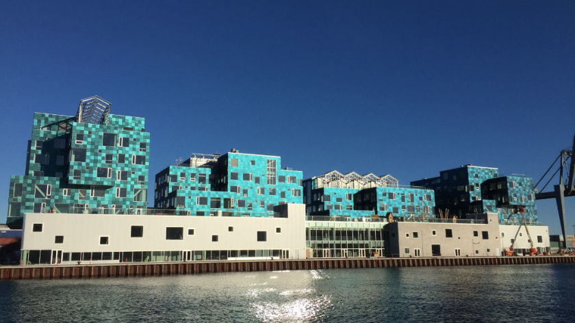 Neue Photovoltaik-Elemente lassen sich in Fassaden integrieren. Als besonders gelungenes Beispiel gilt die Copenhagen International School.