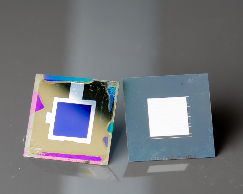 <p class="MsoCaption">Die Perowskit-Silizium-Tandemzelle beruht auf zwei Innovationen: Einer nanotexturierten Frontseite (links) und einer R&uuml;ckseite mit dielektrischem Reflektor (rechts).