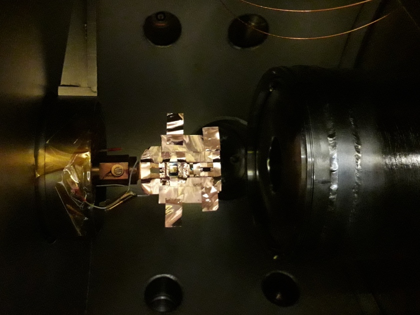 Das Bild zeigt den modifizierten Probenhalter mit Proben in der ALICE-Messkammer an BESSY II.