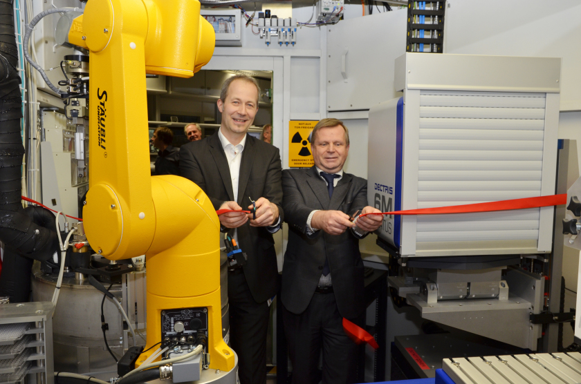 Uwe M&uuml;ller und Thomas Frederking (v.li.) durchtrennen das Band. Der neue Detektor ist nun einsatzbereit.