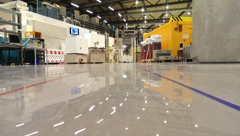 A view of what had been the practically empty segment at EMIL in the experimental hall; the beam tubes for EMIL are already being marked out on the brand-new flooring. Photo: Ingo M&uuml;ller/HZB<strong><br /></strong>