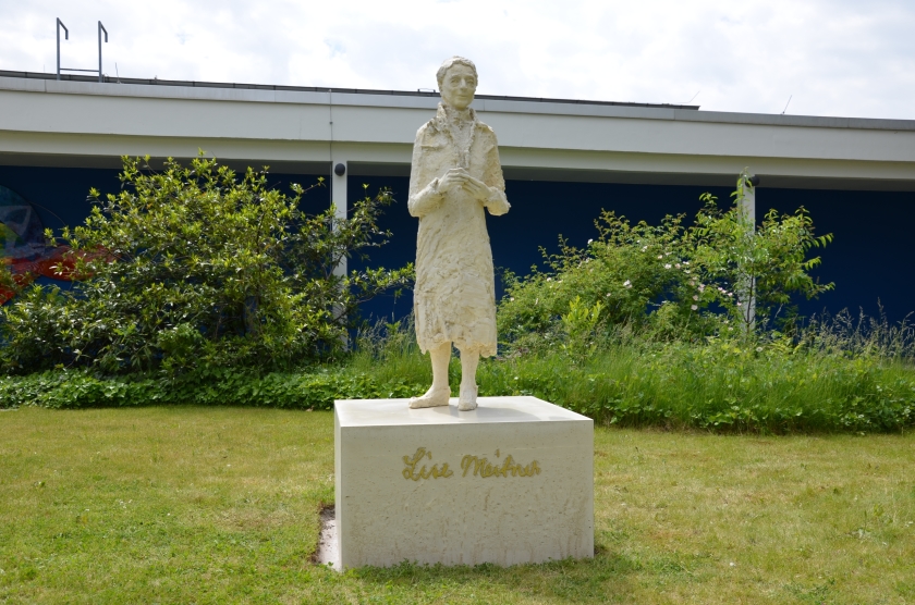 <strong>17 Uhr:</strong> Einweihung des Lise-Meitner-Denkmals in Anwesenheit der K&uuml;nstlerin