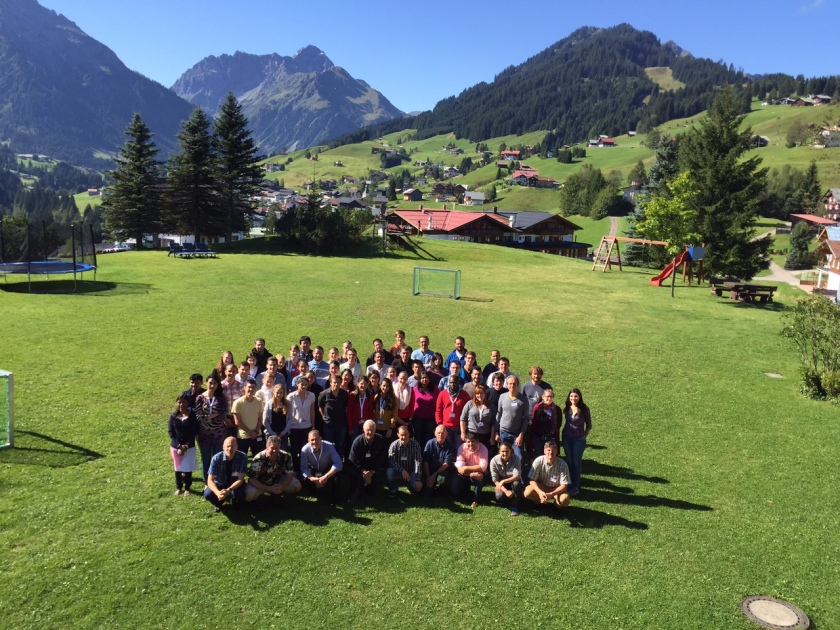 <strong>Lernen mit Blick auf die Alpen:</strong> 53 Teilnehmende aus aller Welt lernten bei der Quantsol-Sommerschule Grundlagen der Photovoltaik und solaren Brennstofferzeugung. Foto: HZB