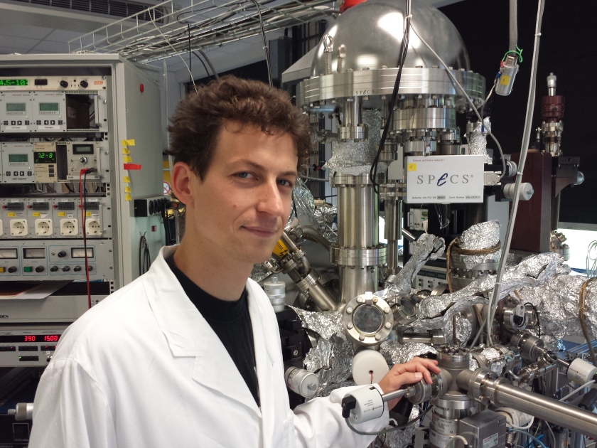 Dr. Matthias May im Labor am Helmholtz-Zentrum Berlin. Der Forscher verbesserte die Effizienz von Solarzellen, die direkt mit Sonnenenergie Wasser spalten.