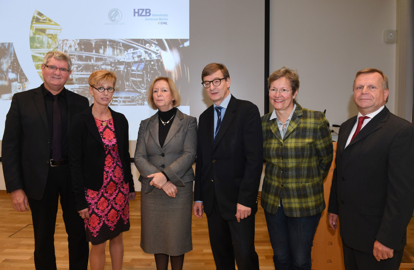 from left: Prof. Robert Schl&ouml;gl, Prof. Anke Kaysser-Pyzalla, Prof. Johanna Wanka, Prof. Otmar Wiestler, Dr. Jutta Koch-Unterseher, Thomas Frederking; Photo: HZB/D. Ausserhofer