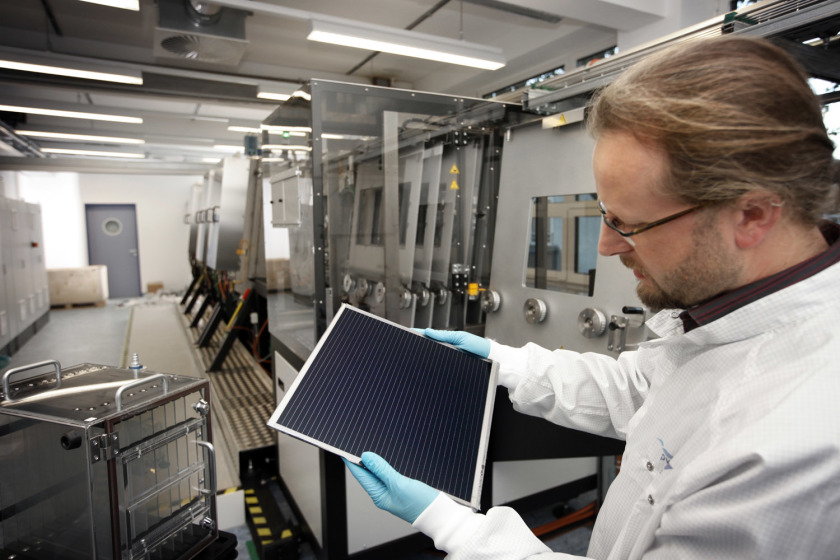 Am Kompetenz-Zentrum Photovoltaik soll mit den F&ouml;rdergeldern ein Verdampfungsprozess optimiert werden, damit sich CIGS-Module schneller industriell fertigen lassen. Foto: HZB
